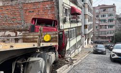 Beşiktaş’ta freni boşalan tır binaya çarptı