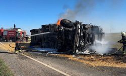 Şanlıurfa’da mısır yüklü tır devrildi: Araç alev aldı