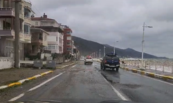 Yalova’da fırtına sahil yolunu kapattı