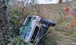 Uçurumdan yuvarlanan servis aracında 1 kişi yaralandı