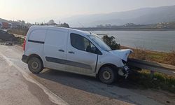 Bilecik'te iki otomobil kafa kafaya çarpıştı