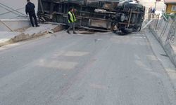 Çankaya’da yokuşta kamyonet devrildi, sürücü yaralandı