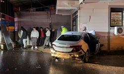 İş yerine giren otomobil yüzünden 3 kişi yaralandı