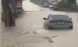 Karataş’ta etkili sağanak nedeniyle yollar ve tarlalar göle döndü