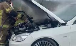 Alev alan otomobil son anda söndürüldü