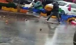 İzmir'de sinir krizi geçiren bir manav etrafa saldırdı