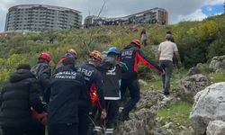 Kayalıklardan düşen kadın ekiplerin müdahalesiyle kurtarıldı