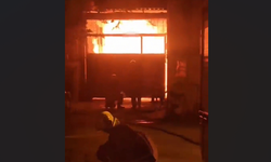 Adana’da mobilya atölyesi alevlere teslim oldu