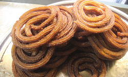 Vatandaşlar tulumba ve halka tatlısı için 1 saat sırada bekledi