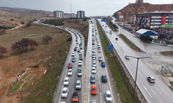 Tatilciler dönüşe geçti, illerde trafik yoğunlaştı