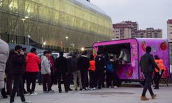 Eryaman Stadyumu önünde taraftarlara çorba ikramı