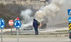 Samsun'da cadde üzerinde ilerleyen araç bir anda alev aldı