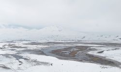 Süphan Dağı zirvesi kartpostallık manzaralar sunuyor