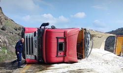 Sincan’da kontrolden çıkan tır devrildi