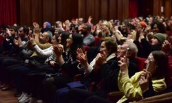 Bursa’da tiyatroseverlerden Yan Rol’e tam not