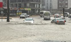 Hatay’da şiddetli yağış yolları göle çevirdi
