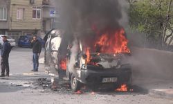 Ataşehir’de park halindeki minibüs alev alev yandı