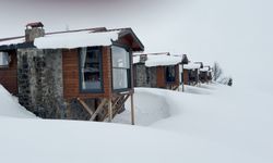 Handüzü Yaylası nisan karıyla beyaza büründü