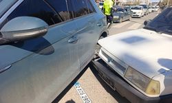 Adıyaman’da otomobillerle çarpışan motosiklet sürücüsü yaralandı