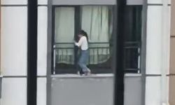 Hatay’da tehlikeli anlar: Çocuk camdan çıkıp korkuluklarda gezindi