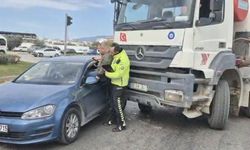 Edremit’te kaza: Sıkışan sürücü polis tarafından camdan kurtarıldı