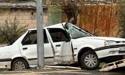 Kahta’da otomobil direğe çarptı: 3 yaralı