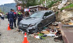 Selçuk’ta otomobil tezgâhın üzerine devrildi: 1 çocuk yaralandı