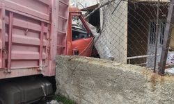 Siirt’te kontrolden çıkan kamyon eve girdi