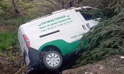 Cenaze nakil aracı şarampole uçtu: 2 kişi yaralandı