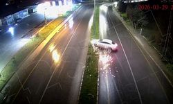 Malatya’da feci kaza: Otomobil refüje çarpıp savruldu