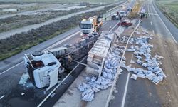 Yardım için duran araca çarpan otomobil kazaya neden oldu