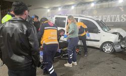 Antalya'da direksiyon hakimiyetini kaybeden sürücü bariyerlere çarptı