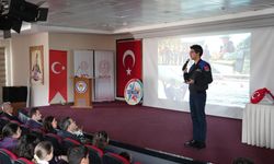 Türkiye’nin ikinci astronotu öğrencilerle bir arada