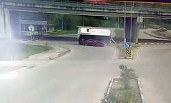 Bartın’da halk otobüsü otomobilin üzerine devrildi