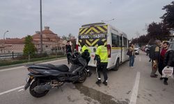 Bursa'da motosiklet servise çarptı, sürücü ve yolcu yaralandı