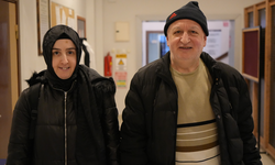 Samsun’da baba-kız aynı sınıfta okuma yazma öğreniyor