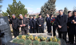 Bakan Çiftçi’den Neşet Ertaş’ın kabrine ziyaret