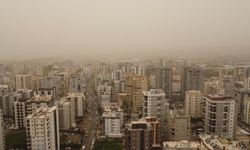 Mersin’de toz fırtınası gökyüzünü kızıla bürüdü