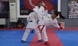 7 yaşındaki Zeynep Türkiye Karate şampiyonu oldu