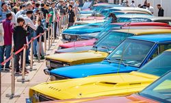 İzmir’de 75 yıllık klasik araçlar sergilendi