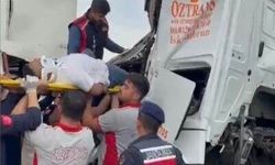 Osmaniye OSB girişinde tır kazası: Sürücü kabinde sıkıştı