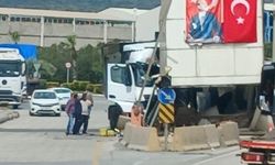 Osmaniye'de direksiyon hakimiyetini kaybeden tır gişe kabinine çarptı