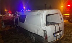 Karaman'da panelvan minibüs kaygan yolda takla attı