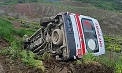 Hasta almaya giden ambulans devrildi: 3 kişi yaralandı