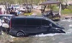 Freni boşalan minibüs çaya girdi