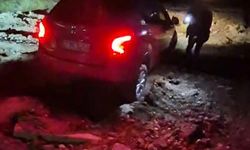 Manavgat'ta kapalı yolda araçlar çukurlara düştü