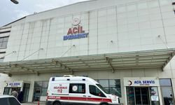 Savrulan motosiklet halk otobüsünün altına girdi
