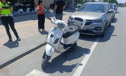 Yaya geçidinde duran otomobile motosiklet çarptı