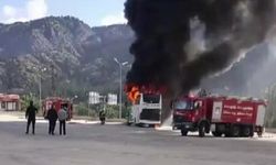 Park halindeki yolcu otobüsü alevlere teslim oldu