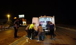 Antalya'da virajı alamayan motosiklet refüje çarptı